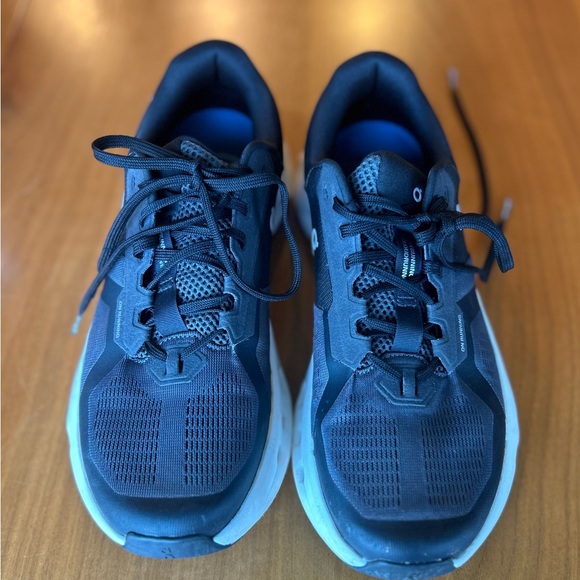 OnCloud Women’s Cloudrunner 2- size 9 Wide.  Like new! - Picture 5 of 7